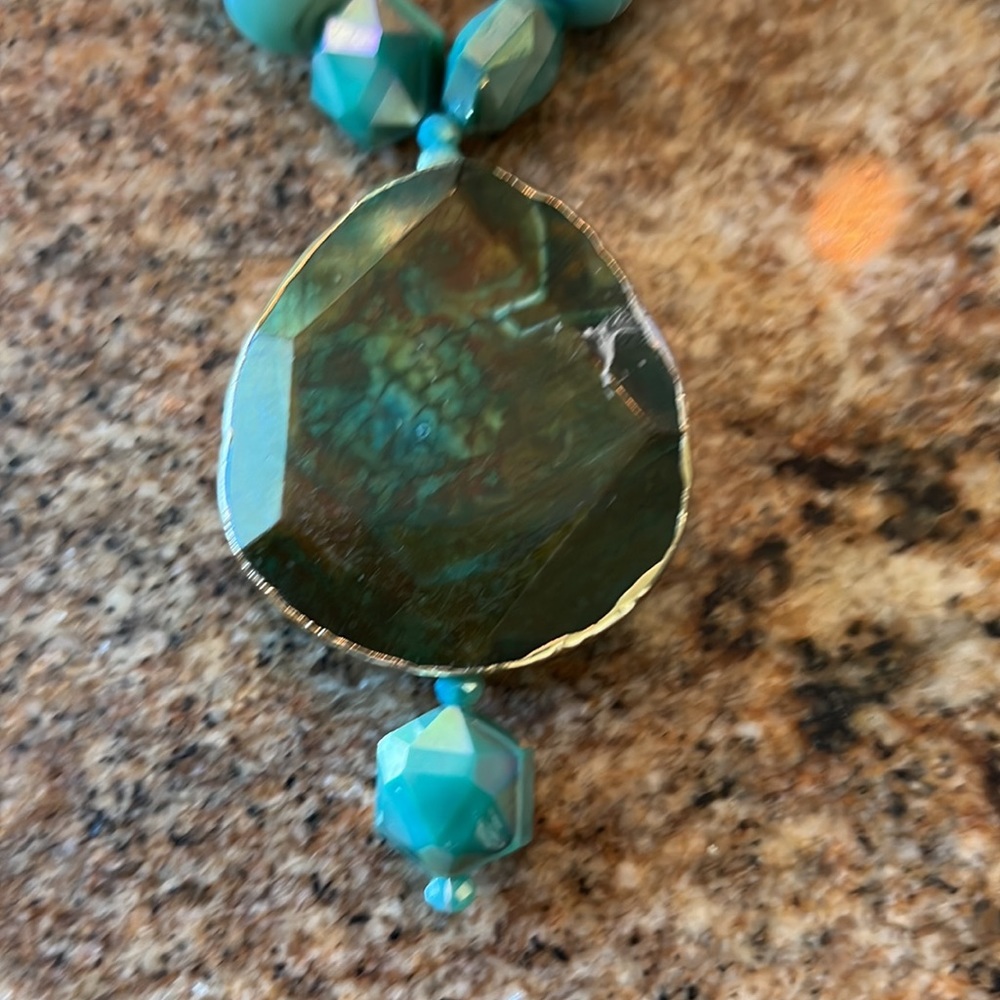 Beautiful stone necklace in turquoise-green shades of agate. - Picture 2 of 10